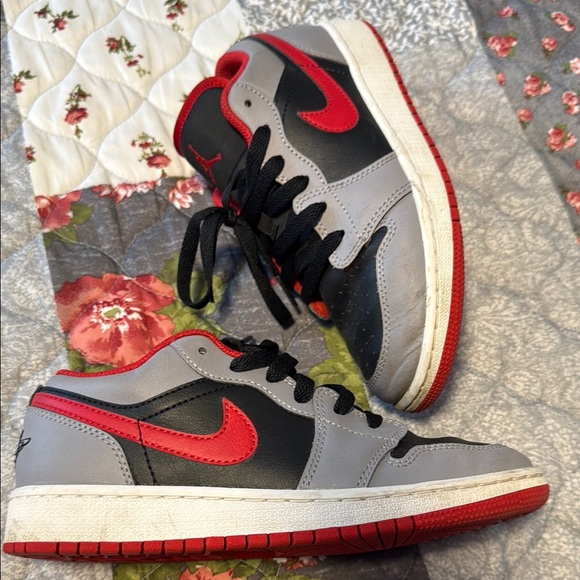 Nike Black and Red Low-Top Sneakers - Picture 4 of 8